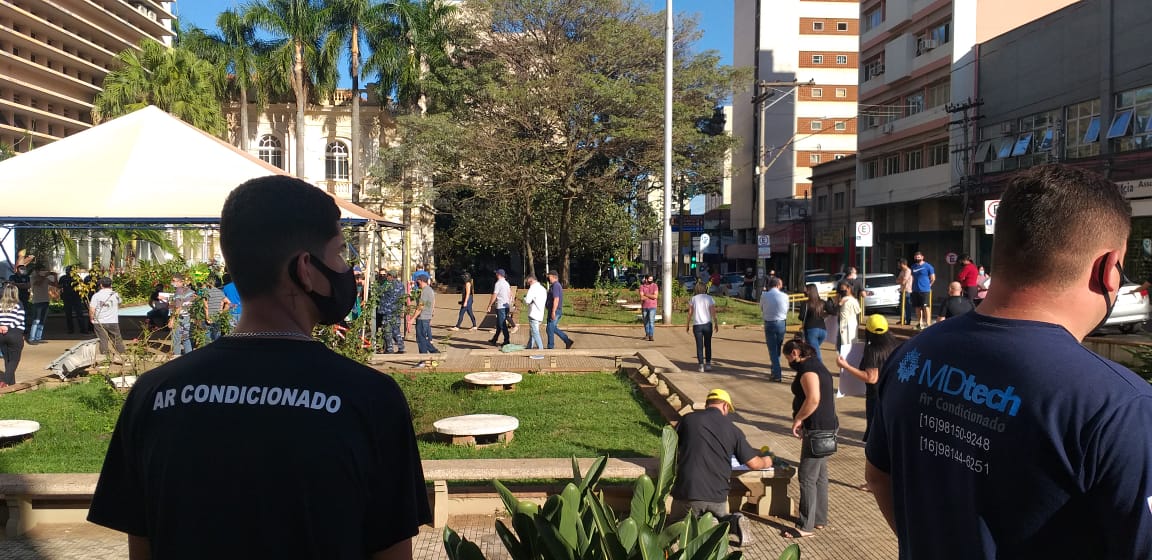 Foto 9 de 13 — Empresários, comerciantes e apoiadores protestam em frente a Prefeitura